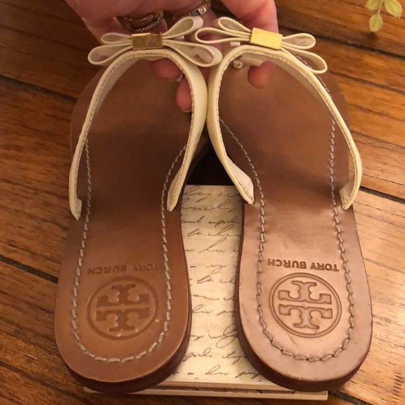 Tory Burch Leighanne Bow Flat Patent Leather Thong Sandals White Size 7 - Picture 9 of 11